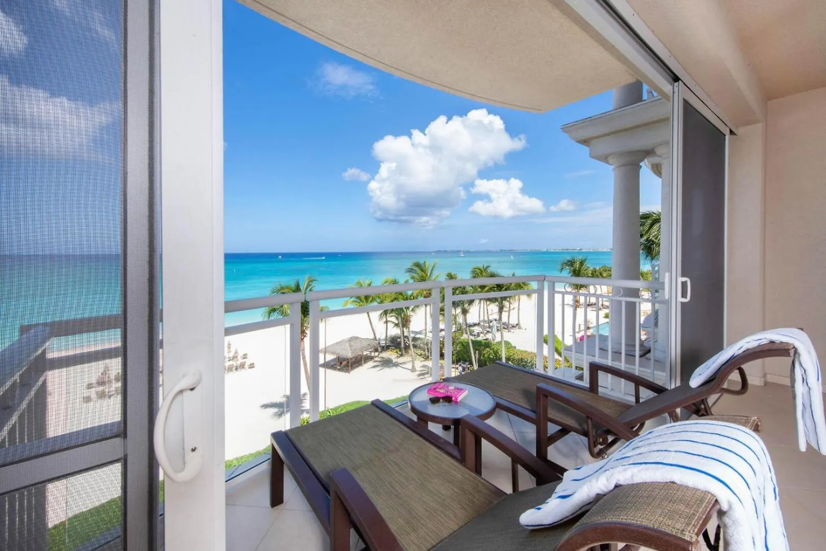 Daire Beachcomber 21 George Town Cayman Adaları